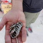 不鏽鋼，臺(tái)語(yǔ)又稱為「白鐵」，不僅擁有耐熱、耐腐蝕等特性，也透過(guò)其材質(zhì)及特色呈現(xiàn)出作品的強(qiáng)烈金屬光澤感。