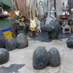 將作品切削出形狀後進(jìn)入翻砂、用沙模鑄造、打磨的階段，直到磨出心目中想要的表情，接著染色、保護(hù)，讓想像逐漸成形。