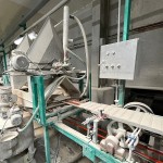 逐層上釉的過程，如同美麗佳人般，經(jīng)過一層一層上釉，妝點出每片山形磚姣好、綺麗的模樣。