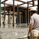 老師傅稍事休息，也不忘緊盯工程進(jìn)度與施工細(xì)節(jié)，堅(jiān)持給住戶們安心的居住品質(zhì)。