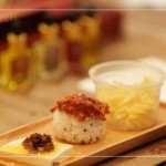 佐食搭配特製油品與醬料，在口中探索與食材的相互交織，感受最純粹的原味。