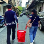 提著重達20公斤、8天份的年菜，穿梭在臺中舊市區(qū)街頭巷弄之間，只為將一份份愛心年菜，親手送到長輩手中。