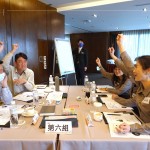 由行銷部楊世偉經(jīng)理(圖左一)帶領(lǐng)的小組，成員來自營建部經(jīng)理、客服部、人資部單位，實務(wù)操作心智圖的分析案例，舉手搶答與講師互動回饋。