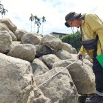 天然原石會(huì)依庭園造景的呈現(xiàn)，挑選適合的尺寸，根據(jù)石頭的紋理、色澤、形狀及擺放空間，都是方方面面的細(xì)節(jié)。