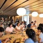 大家專(zhuān)注將自己的花圈設(shè)計(jì)成想像中唯美的模樣，讓人好期待完成品！