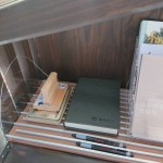 造型資訊櫃放置「閱讀、築夢」的紀念戳章，挑到喜愛的書之後可於此處蓋戳章，並寫下一段好話分享，以一本交換一本概念美好循環(huán)。