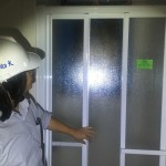 浴室淋浴拉門(mén)確實(shí)密合，可阻擋水氣並達(dá)到乾濕分離的目的。作為檢查的一環(huán)，每個(gè)細(xì)節(jié)都不能放過(guò)。