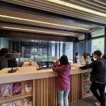 運用適合的建築素材，也能自然形成和諧的氣氛，交誼閱讀區(qū)促發(fā)人們想捧本書靜靜閱讀的感受。