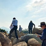 選石過程中，因石頭形狀、密度、厚實度各異，新業(yè)職人們需格外小心謹(jǐn)慎、留意腳步! 