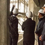 完成上樑儀式後，名譽(yù)董事長(zhǎng)穆椿松先生、卓勝隆董事長(zhǎng)及簡(jiǎn)福榮總經(jīng)理至各樓層巡視目前的工程，使每個(gè)細(xì)節(jié)力求完美。