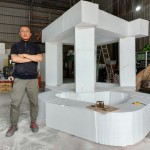 藝術(shù)家任大賢選用鋼圈線條呈現(xiàn)整個(gè)藝術(shù)結(jié)構(gòu)體方剛、圓融、尖角等元素，讓各種幾何圖像自由傾訴的語(yǔ)彙，形成理性與感性兼具的藝術(shù)語(yǔ)境。