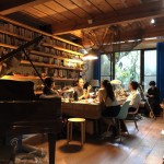 場勘那天，在一盞暈黃的燈光下，我們聚集了許多熱情的想法，眾人的靈感彼此交織，讓漂浮的夢想更鮮明。