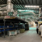 將完成施釉的磁磚送進窯爐高溫窯燒，使釉料確實在磚面上著色，也讓磚體壓合得更加密實堅固。