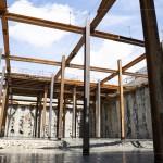 七月艷陽(yáng)天，新業(yè)－大塊森濤階段性工程－地下室開挖完成，構(gòu)築的計(jì)畫正按部就班，一步一步往前進(jìn)行。