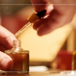 金黃色的色澤，襯托在溫暖的光源下更顯飽滿，滴滴濃醇，轉(zhuǎn)開瓶蓋迎來滿滿香氣，徜徉在田野、芳草、泥土與鄉(xiāng)間。