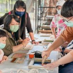 透過(guò)最初的孔版印製來(lái)體驗(yàn)絹印的樂(lè)趣，老師耐心示範(fàn)如何取出油墨、使用刮板均勻上色，孩子目不轉(zhuǎn)睛地緊盯教學(xué)。