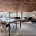 團(tuán)隊選材更需要細(xì)膩的顧慮使用者的感受，以工業(yè)設(shè)計結(jié)合傳統(tǒng)工藝，椅墊選自義大利的質(zhì)感牛革，與木材的美麗紋理相互輝映。