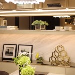 居家擺飾方面，講究精緻的生活態(tài)度，運用植栽、工藝品等裝飾，打破一成不變的生活也代言你獨特的個性、嗜好與格調(diào)。