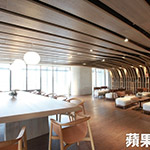 二樓閱覽室、輕食區(qū)皆設(shè)計曲面天花板，象徵林中之樹。