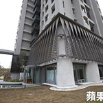 2樓外牆的百頁型沖孔網(wǎng)，也旋轉(zhuǎn)90度，象徵建築的「樹鬚」