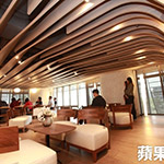 不只天花板，桌、椅、甚至燈具、燈管，都市曲線造型