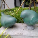 宜家前的麻雀彼此交頭接耳地，不曉得正在訴說什麼悄悄話呢？而如此悠閒的畫面，已成為宜家一景的美學(xué)。