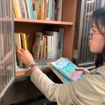 經(jīng)過日式懷舊建築的臺中文學(xué)館，不妨來到公益書席駐足，讓四處奔波的心歇歇腿、讀讀冊，也為下次的跨國旅遊重拾行囊，準備起程！