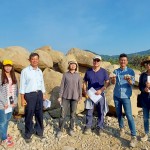 新業(yè)建設(shè)簡福榮總經(jīng)理（圖左二）與新業(yè)團(tuán)隊不畏烈陽到現(xiàn)場選材，正因職人對專業(yè)上的堅持，即便是小小的溪石也需要百分百的講究。