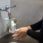 疫情時代，甘霖基金會的送餐服務依然風雨無阻，當天進廚房前需要手部徹底清潔、配戴防塵帽、施打疫苗完成並配戴手套，做足防護程序。