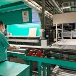 宛如馬林巴琴的演奏家，檢驗人員手持小槌子輕輕敲擊，傾聽磁磚的「音色」，透過一雙敏銳的耳朵與豐富的經(jīng)驗，聽出磁磚之間細微的不同之處，並汰除有瑕疵的磁磚。