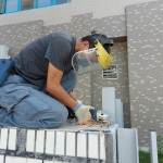 職人爬上圍牆，確認(rèn)喵星人們的位置後，專注的完成藝術(shù)品最後的裝置階段。