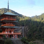 山號「那智山」的青岸渡寺，左側(cè)坐落的那智瀑布，水聲磅礡而震懾人心，天地間的大美化為視覺與聽覺的交響樂！