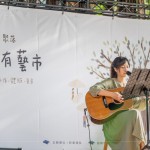 陽(yáng)光流轉(zhuǎn)、灑落在街頭藝人身上，溫柔的樂(lè)音與清新的嗓音，與蔓延至市集的每一處角落。