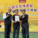 甘霖基金會頒發(fā)感謝狀給贊助單位，有了捐助和實質(zhì)的支持能量，讓獨居長輩能夠持續(xù)獲得營養(yǎng)均衡的飲食和溫暖的關懷。(圖中為新業(yè)建設-邱正光副總經(jīng)理、圖右為甘霖基金會-謝信男董事長)