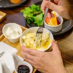 優(yōu)格、地瓜、水煮蛋製成的沙拉，取代平常使用的『美乃滋』，搭配扎實的法棍麵包一同享用，探索每種不同的風(fēng)味，感受因人而異，豐富又有趣。