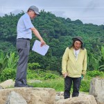 日本景觀設(shè)計(jì)師-石村敏哉(右)與新業(yè)建設(shè)-簡福榮總經(jīng)理(左)，挑選原石的大小、紋理特色及自然造景的擺放，在大自然中尋找社區(qū)一方天地的設(shè)計(jì)靈感。