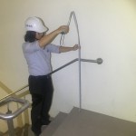 扶手高度除了符合法規(guī)，能否為使用者的生活帶來(lái)更多安全與便利性？因此，不鏽鋼樓梯扶手高度檢查也是新業(yè)職人團(tuán)隊(duì)檢測(cè)的重點(diǎn)項(xiàng)目之一。