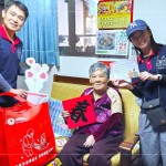 「阿嬤，送年菜囉!」將年菜送到獨居長輩手中的同時，也不忘送上新業(yè)同仁親手繪製的祝?？ㄆ?，暖心的問候。
