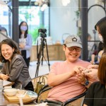 住戶們熱絡(luò)的與講師分享交流，新業(yè)致上客製化生活小物-皮尺。