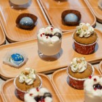 品嘗香草製成的奶酪和杯子蛋糕，香甜的口感滑過喉嚨，探索不同層次的迷人風味。