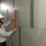 除了接待大廳，梯廳也是迎賓的重點(diǎn)區(qū)域，而一整面光滑平整的牆，是由一片片緊密貼合的磁磚造就而成。