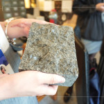 透過觸感及紋理觀察，理解每塊原材的「個性」，方方面面的考量，挑選出「適得其所」的石材。