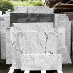 這些石材將從倉儲走進日?？臻g，化身為牆面、地坪或檯面的細節(jié)，為居家與建築注入自然的溫度與質(zhì)感，讓生活與土地緊密連結(jié)。