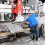 透過高壓水流裁切石材，能有效冷卻與抑制粉塵，使用大型裁切能減少人力負擔(dān)，確保切面平整與精確度，提升工作效率。