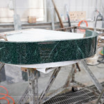 以多片平板的原料拼接出圓弧面，組合過程極需耐心及專業(yè)度，利用不同角度達成建築空間理想的曲面，最後拋光打磨讓表面呈現(xiàn)光滑的質(zhì)感。