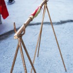 「上樑」指安裝建築物屋頂最高的大樑，代表著結(jié)構(gòu)體的完成，現(xiàn)代的建築物把鋼筋水泥蓋到最頂層，準(zhǔn)備最後的灌漿時，以「金色鋼筋」為象徵來舉行上樑儀式。