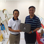 新業(yè)建設(shè)卓勝隆董事長致贈禮品感謝林世堂博士的講座分享