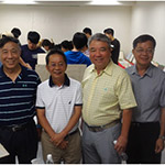 參加民眾與林世堂博士(左二)、新業(yè)建設(shè)穆椿松榮譽董事長(右三)、卓勝隆董事長(左三)、簡福榮總經(jīng)理(右二)、邱正光副總經(jīng)理(右一)合影留念。