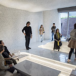 啟發(fā)自古代炕區(qū)及卡通龍貓豆豆龍掉進(jìn)洞穴的靈感，現(xiàn)場(chǎng)來賓迫不及待體驗(yàn)這奇妙之交誼廳空間！