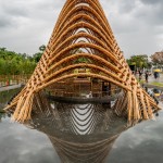 外圍的環(huán)繞式水池，為它帶來特殊的光影看點(diǎn)。業(yè)者提供